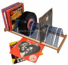 Estante de discos vintage hecho de madera y alambre de acero para almacenar 75 singles de vinilo