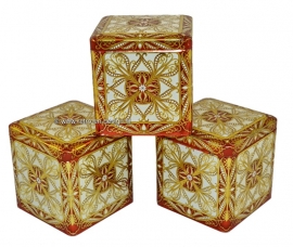 Conjunto de tres cubos de lata en oro, blanco, rojo