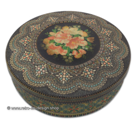 Runde Vintage Keksdose mit geprägtem Perlenschmuck und floralen Motiven