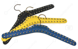 Ensemble de trois cintres vintage en Skaï en noir, jaune et bleu avec des clous en métal