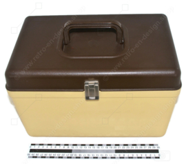 Caja de costura o estuche de costura 'CURVER' vintage, años 70 en blanco crema y marrón