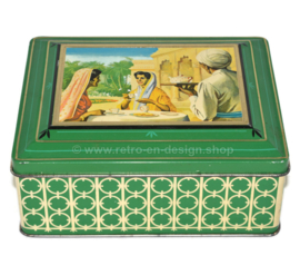 Groen rechthoekig blik, "Assam thee", op deksel Indiaas theedrinkend gezelschap