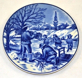 Delftsblauw bord de vier jaargetijden 'winter' (schaatsenrijden)