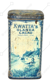 Rectangular tin drum for 1 kg of KWATTA cocoa with a Delft blue tile panel depicting a fishing village