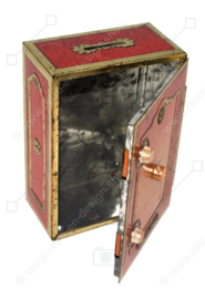 Vintage blikken spaarpot in vorm van kluis of brandkast door Smith & Johnson, London voor "KOERIER" sigaren