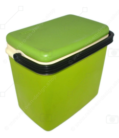 Nevera portátil vintage de los años 70 en verde manzana de Curver con tapa y asa negra