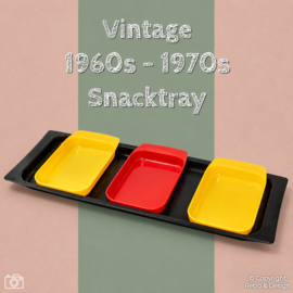 Vintage jaren 60 / 70 snacktray met drie gekleurde losse schaaltjes