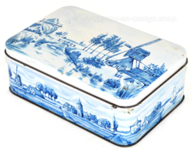 Lata rectangular para galletas de PATRIA con representaciones en azul de Delft de molino de viento y paisaje de pólder