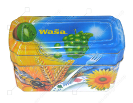 Orange mit blauer Blechdose für Crackers von Wasa mit einem Bild von Hahn, Biene, Sonnenblume, Getreide und Früchten