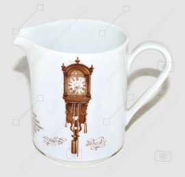 Pot à lait en porcelaine avec une image d'un skipper (horloge). Edité par Nutroma / Mitterteich Porzellan (vaisselle horloge)