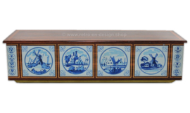 Lata vintage para pan de jengibre con azulejos azules la cerámica de Delft y una tapa con textura de madera