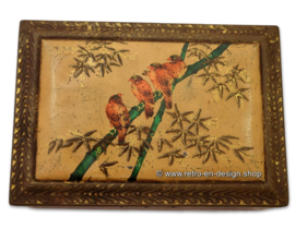 Caja de lata rectangular en el que las aves en relieve en una rama y motivos de la hoja, con ojo de la cerradura