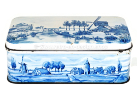 Lata rectangular para galletas de PATRIA con representaciones en azul de Delft de molino de viento y paisaje de pólder