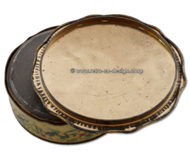 Round brocante biscuit tin with scalloped edge and pastel colored flower decor