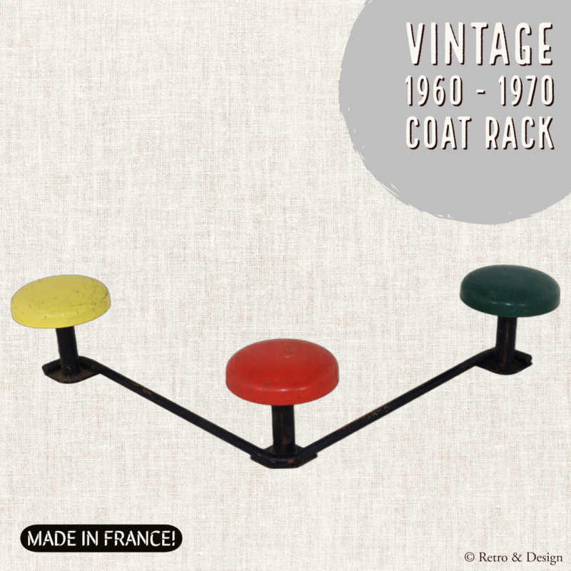 Wandkapstok in gelakt metaal met drie ronde haken, Franse makelij uit de jaren 1950 - 1960