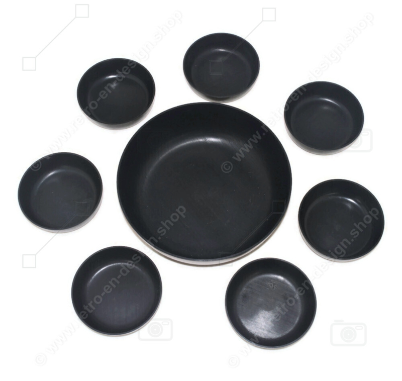 Zwarte vintage snackschalen set waarvan een grote schaal en zeven kleinere bakjes