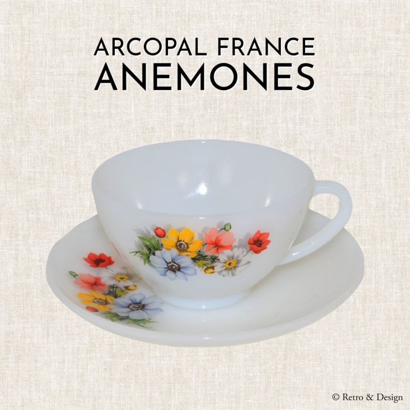 Vintage kop en schotel met veldboeket "Anemones" van Arcopal France