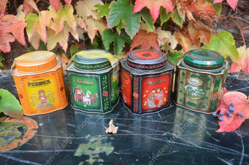 Serie van vier vintage theeblikken voor Pickwick Thee van Douwe Egberts