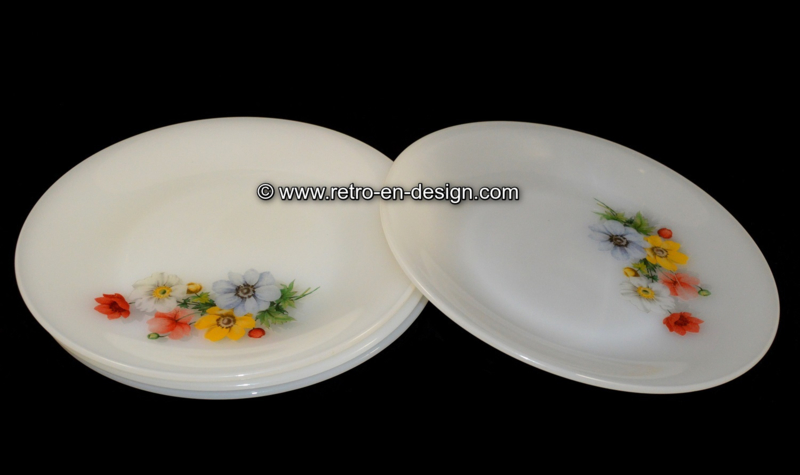 Arcopal France 'Anemones' dinner plate Ø 23 cm