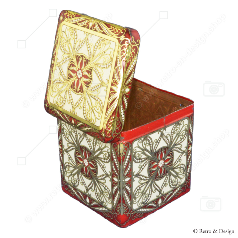 Blikken trommel in kubusmodel met reliefversieringen in wit, rood en goud