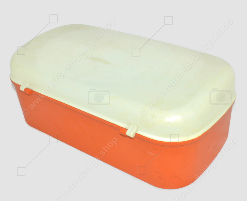 Vintage Curver plastic broodtrommel in oranje met witte klep PLASTIC DESIGN | Retro Design - 2nd hand collectibles - Webshop voor Retro-Vintage woonaccessoires
