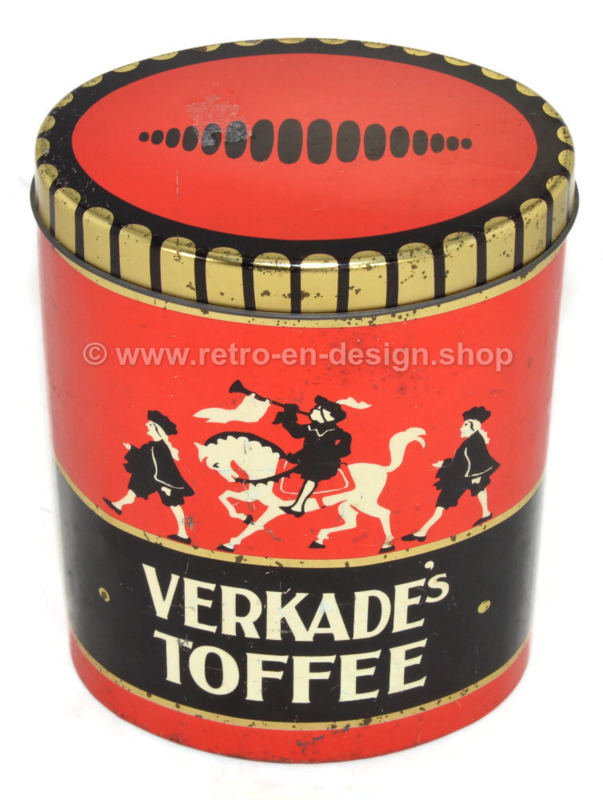 Ovale vintage blikken trommel met een ruiter te paard met bazuin en twee palveniers voor toffees van Verkade, Zaandam