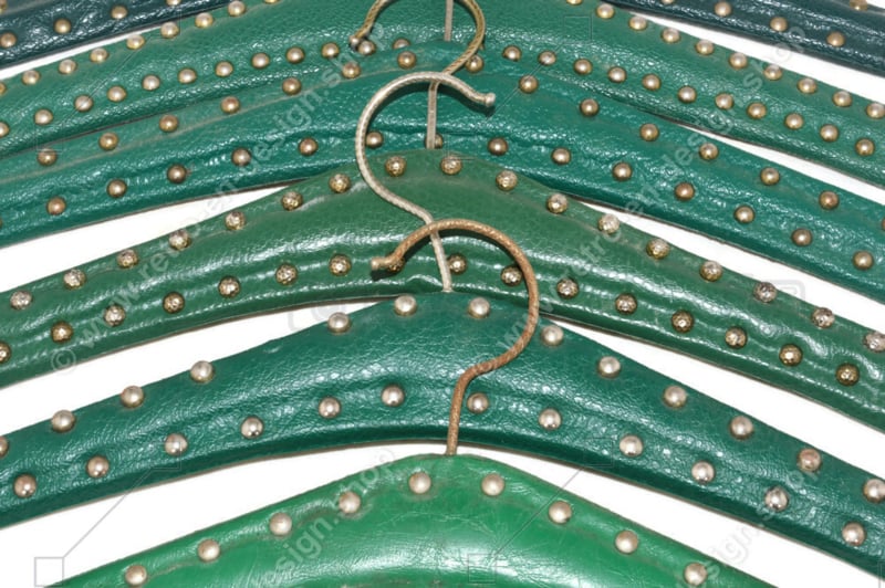 Set van zes vintage Skai kledinghangers in groen met metalen studs