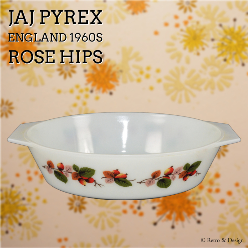 Ovale ovenschaal van JAJ Pyrex 'Rose Hips' decor rozebottels, Made in England