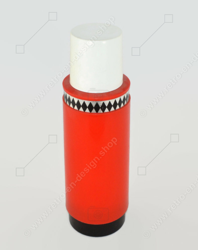Rote Vintage-Thermoskanne aus den 70er Jahren mit kariertem Dekor und schwarzen Details