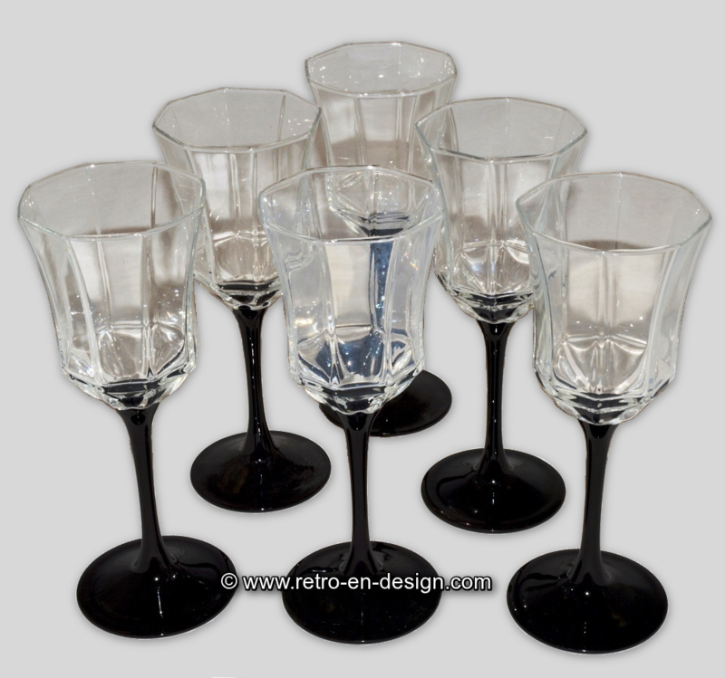 Vintage Arcoroc Octime glazen wijnglas op zwarte voet