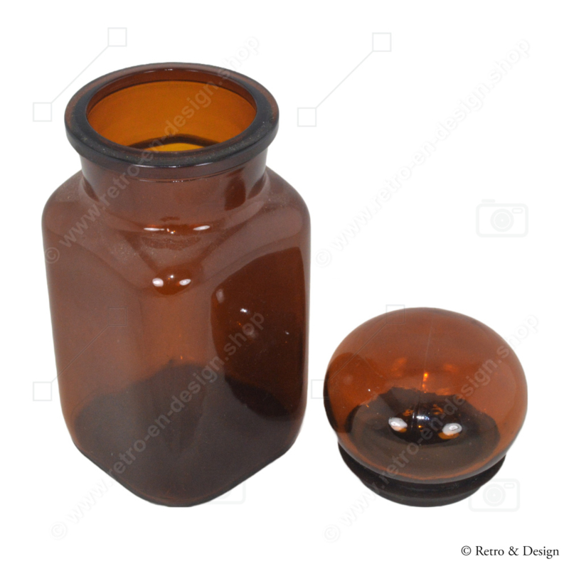 Vintage apothekerspot van bruin glas. Vierkant model met ronde stop
