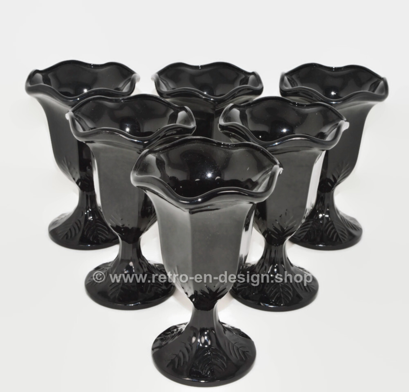 Zwart glazen sorbetglas of ijscoupe op voet, van Arcopal France
