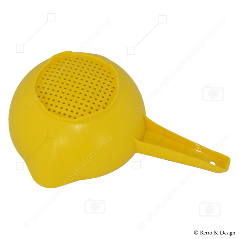 Vintage geel Tupperware vergiet of handzeef met steel