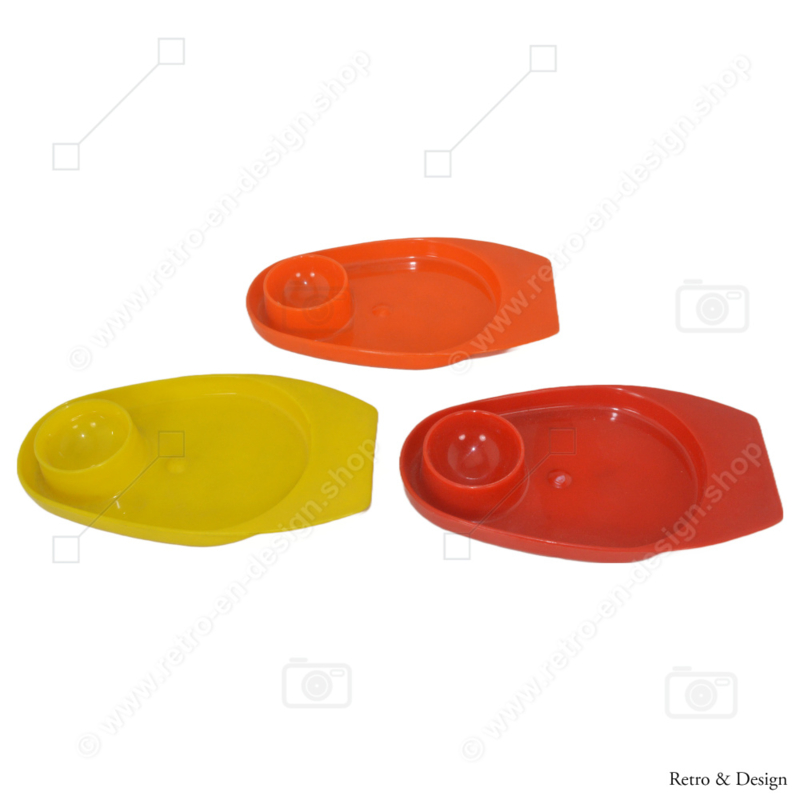 Set van drie vintage eierdoppen in rood, geel en oranje met schillenrand