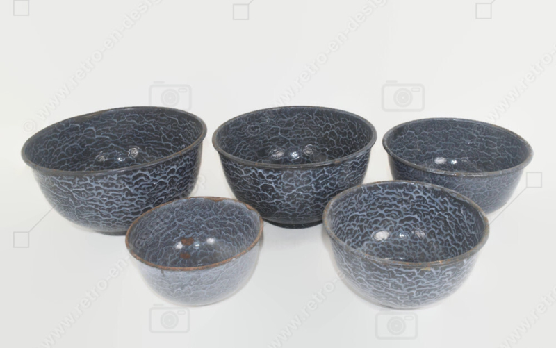 Brocante-Set aus fünf Nestschalen in grauer wolkiger Emaille
