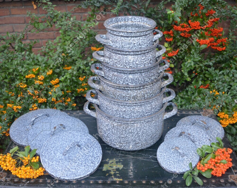 Brocante-Set aus sechs Pfannen aus grauem, wolkigem Emaille mit Deckel