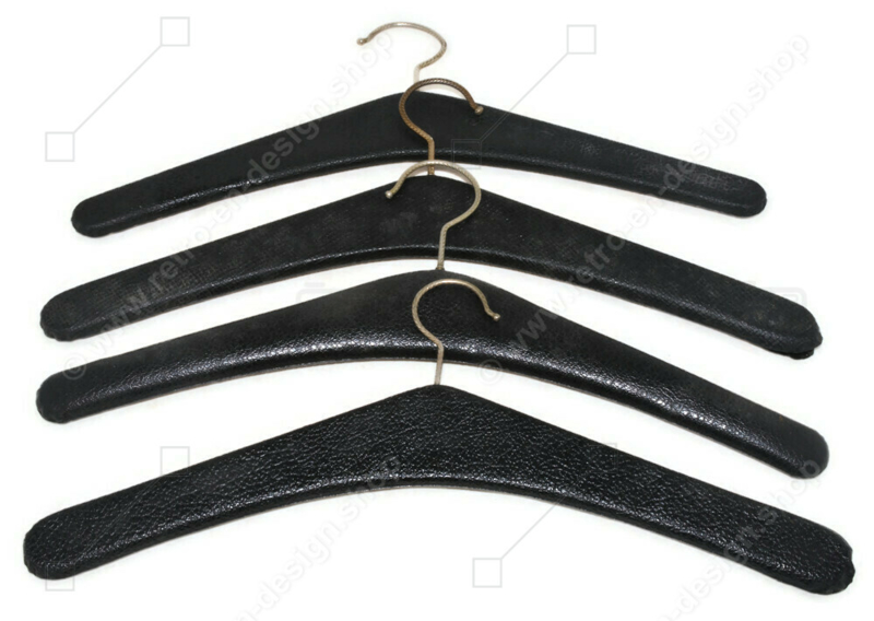 Toevlucht Bot Dagelijks Set van vier vintage Skai kledinghangers in zwart met metalen studs |  ARCHIEF (uitverkocht) | Retro & Design - 2nd hand collectibles - Webshop  voor Retro-Vintage woonaccessoires