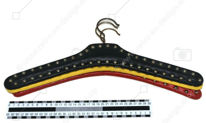 Set van drie vintage Skai kledinghangers in rood, geel en zwart met metalen studs