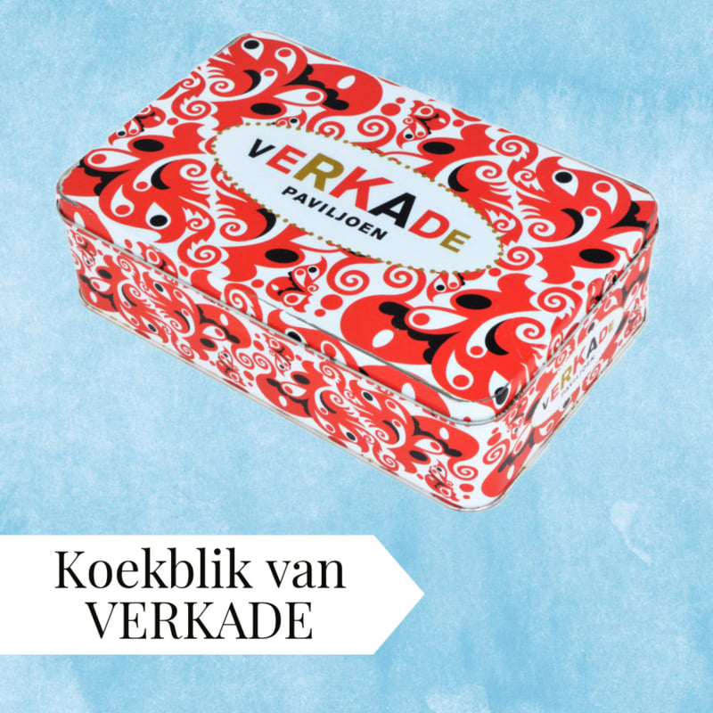 Vrolijk blik van Verkade biscuits Zaandam Holland met oranjerode patronen tegen een witte achtergrond