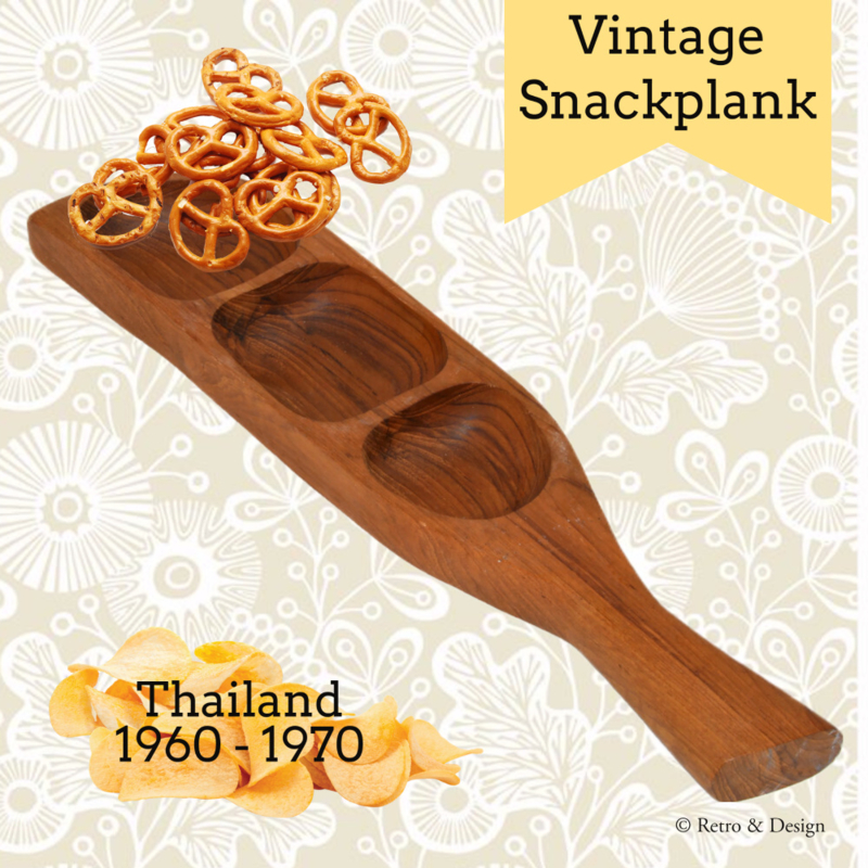 Houten vintage schaal in plankvorm voor pinda's en andere snacks