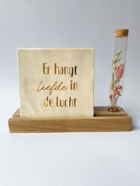 Tegel - Er hangt liefde in de lucht