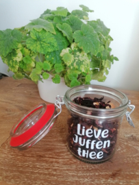 Lieve juffen thee, weckpot gevuld met verse thee