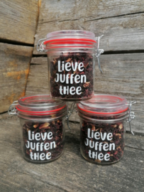 Lieve juffen thee, weckpot gevuld met verse thee