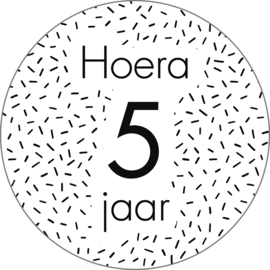 Sluitsticker hoera 5 jaar, zwart/ wit