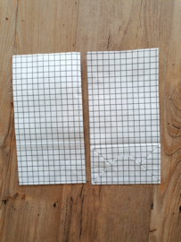 blokbodemzak van wit kraftpapier met zwarte vierkanten, grid.