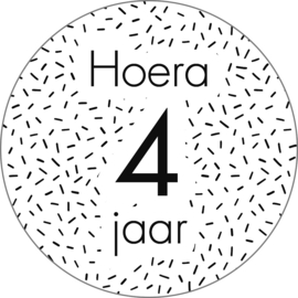 Sluitsticker hoera 4 jaar, zwart/ wit