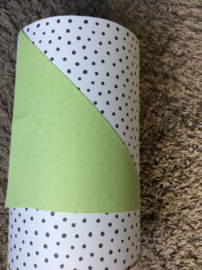 Inpakpapier dots met een effen groene achterzijde