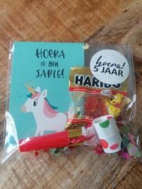 A7 Minikaartje hoera ik ben jarig met een unicorn, traktatie kaartje