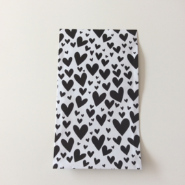 cadeauzakje Wit met zwarte hartjes  12 x 19 cm