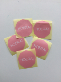 HOERA! rose (sluit)sticker met witte tekst